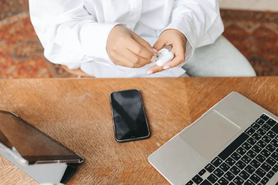 Why Do My AirPods Keep Disconnecting? 11 Fixes